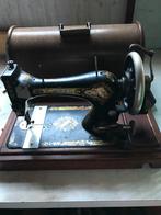 Singer naaimachine met kofferdeksel, Ophalen