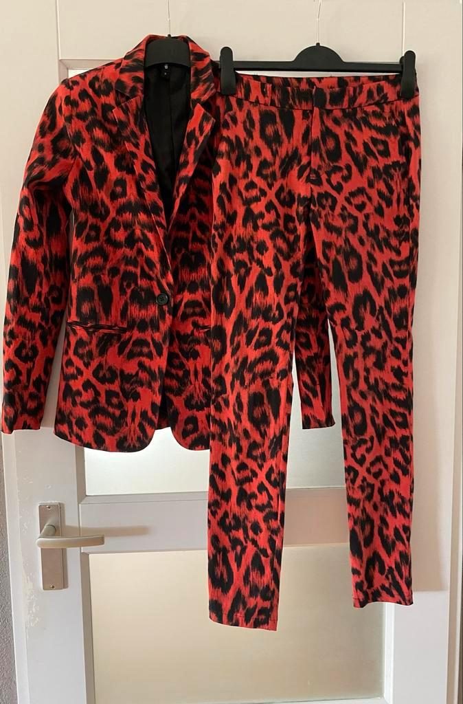 Eksept rood pak - Maat S - Nieuw!, Kleding | Dames, Jasjes, Kostuums en Pakken, Nieuw, Kostuum of Pak, Maat 36 (S), Rood, Ophalen of Verzenden
