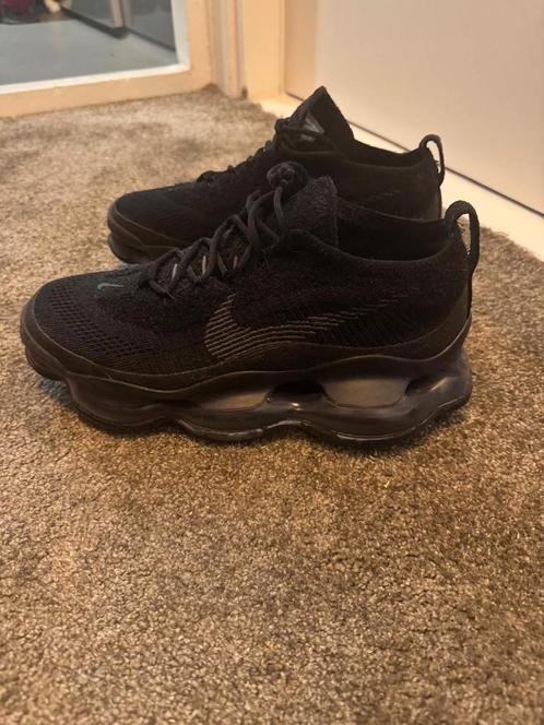 nike air max scorpion flyknit wmns "triple black", Sport en Fitness, Loopsport en Atletiek, Zo goed als nieuw, Hardloopschoenen