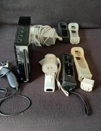 Nintendo WII Zwart met controllers, Spelcomputers en Games, Spelcomputers | Nintendo Wii, Ophalen of Verzenden, Gebruikt, Met 2 controllers