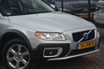 Volvo XC70 2.4 D5 Momentum | Navigatie | Leer | Stoelverwarm, Auto's, Origineel Nederlands, Te koop, Emergency brake assist, Zilver of Grijs
