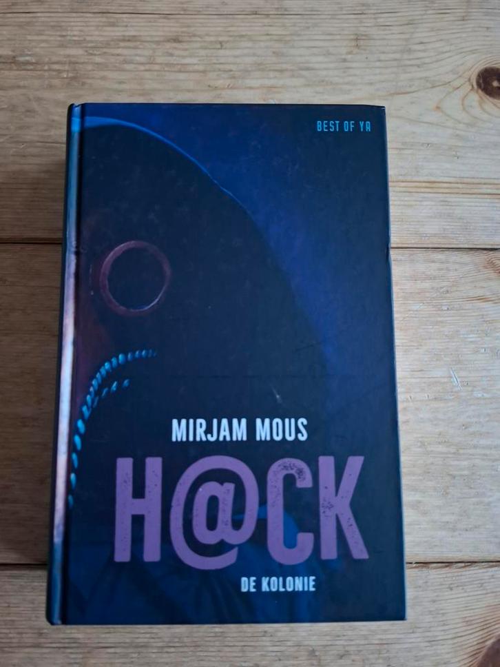 Mirjam Mous - De kolonie hack (hardcover als nieuw), Boeken, Kinderboeken | Jeugd | 13 jaar en ouder, Zo goed als nieuw, Ophalen of Verzenden