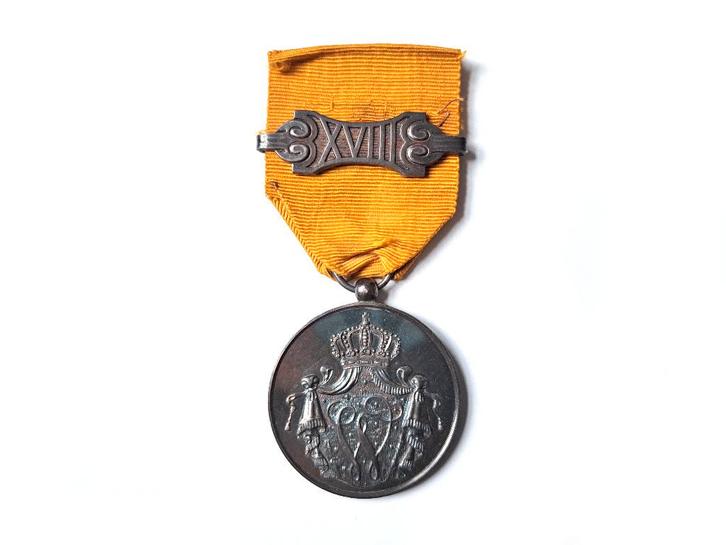 medaille trouwe dienst met gesp XVIII KNIL zie tertiofluctus, Verzamelen, Militaria | Algemeen, Landmacht, Lintje, Medaille of Wings