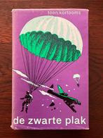De Zwarte Plak – Toon Kortooms, Ophalen of Verzenden, Gelezen, Noord-Brabant