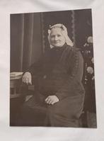 Vrouw in klederdracht fotograaf Klaas Klinkert, Alkmaar, Verzenden, Voor 1940, Gebruikt, Klederdracht