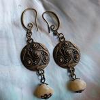 Jade Oorbellen met bronzen verdeler #1076, Sieraden, Tassen en Uiterlijk, Oorbellen, Verzenden, Beige, Hangers, Met edelsteen