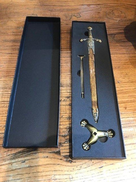 fraai miniatuur zwaard/ briefopener, incl doos en houder, Verzamelen, Militaria | Algemeen, Overige soorten, Zwaard of Sabel, Overige gebieden