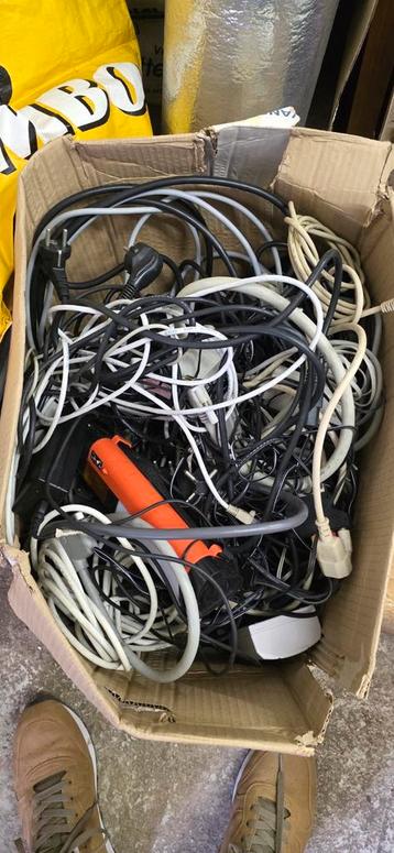 Doos vol diverse kabels - Opruiming! beschikbaar voor biedingen