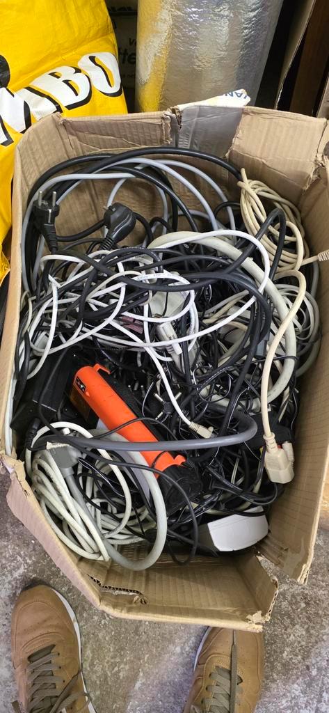 Doos vol diverse kabels - Opruiming!, Computers en Software, Pc- en Netwerkkabels, Gebruikt, Ophalen