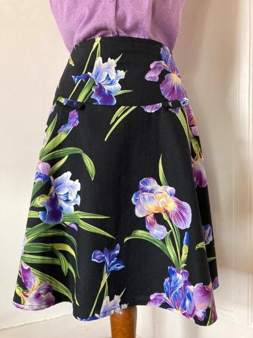 Prachtige vintage stijl rok, Kleding | Dames, Rokken, Zo goed als nieuw, Maat 38/40 (M), Paars, Knielengte, Ophalen of Verzenden