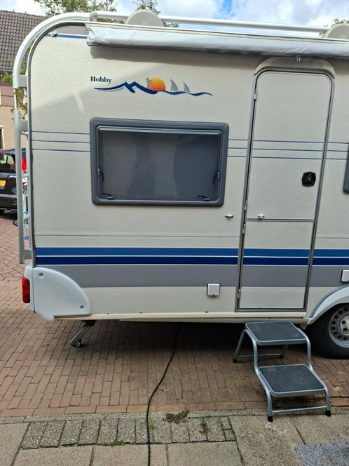 Hobby de luxe easy, Caravans en Kamperen, Caravans, Particulier, tot en met 4, 750 - 1000 kg, Rondzit, Hobby, Dwarsbed, 5 tot 6 meter