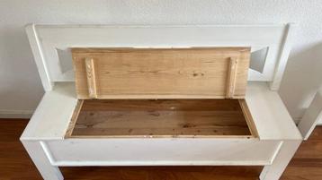 Eettafel en zitbank met opbergruimte beschikbaar voor biedingen