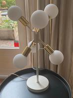 Moderne witte tafellamp met gouden details, Huis en Inrichting, Lampen | Tafellampen, Ophalen, Zo goed als nieuw, Metaal, 50 tot 75 cm