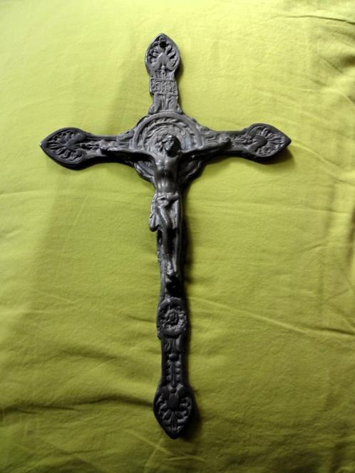 Zilverkleurig gietijzeren crucifix * jezus aan het kruis, Antiek en Kunst, Antiek | Religie, Verzenden