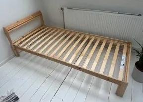 Houten IKEA bedframe 90x200 met lattenbodem, Huis en Inrichting, Slaapkamer | Bedden, Gebruikt, Hout, Ophalen