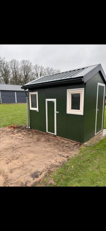 Geisoleerde schuurtje  zeer mooi onderhouds vrij. beschikbaar voor biedingen