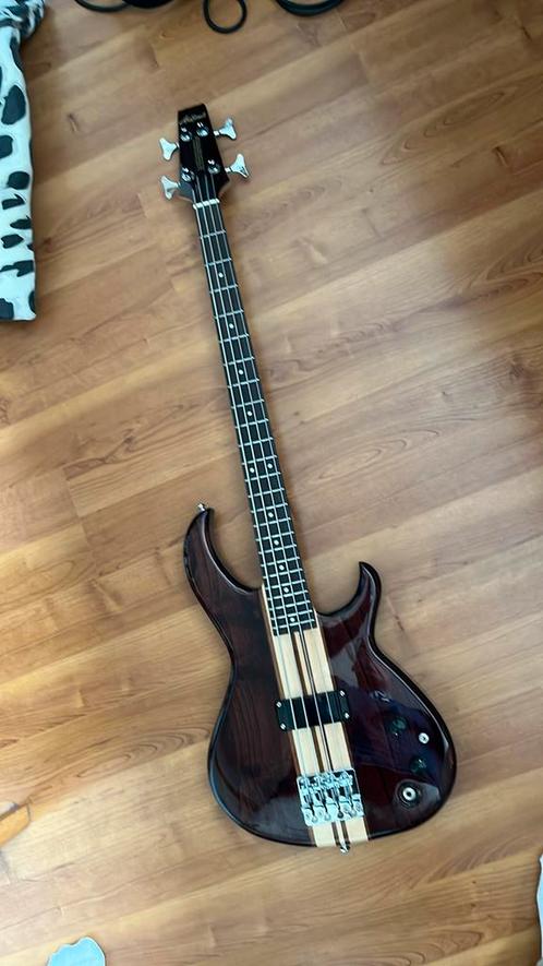 Aria Pro II SB-700 Walnut, Muziek en Instrumenten, Snaarinstrumenten | Gitaren | Bas, Zo goed als nieuw, Ophalen