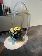 Z.g.a.n  Moderne witte Vloerlamp met Tafel, Huis en Inrichting, Lampen | Vloerlampen, Ophalen, Zo goed als nieuw, Metaal, 100 tot 150 cm