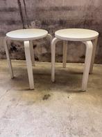 Scandinavisch design wit houten kruk , 2 in voorraad, Huis en Inrichting, Krukjes, Ophalen of Verzenden, Gebruikt, Hout