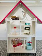 Wit design poppenhuis op wieltjes met Maileg meubeltjes, Kinderen en Baby's, Speelgoed | Poppenhuizen, Ophalen, Zo goed als nieuw