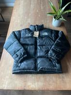 The north face x kaws puffer jas (maat M), Kleding | Heren, Zwart, Nieuw, The North Face, Verzenden