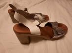 sandalen met hakje. maat 40. Leer, Ophalen of Verzenden, Zo goed als nieuw, Wit, Sandalen of Muiltjes
