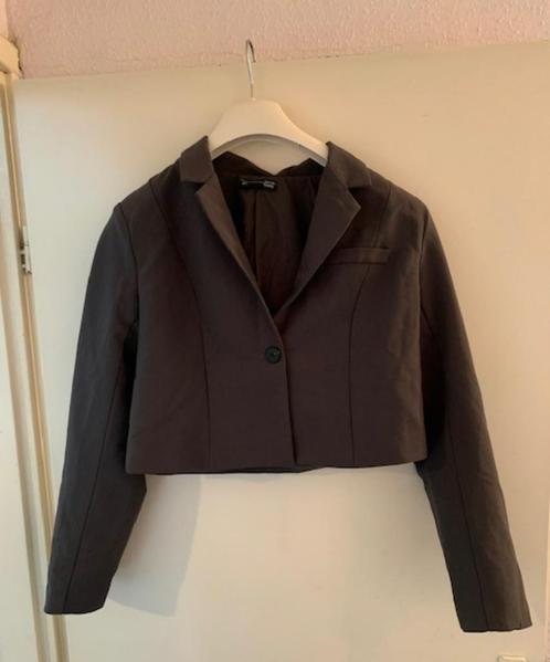 Donker grijze korte blazer van Dazy. Maat L, Kleding | Dames, Jasjes, Kostuums en Pakken, Zo goed als nieuw, Jasje, Maat 42/44 (L)