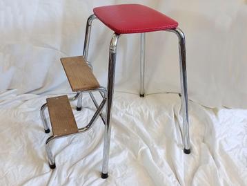 Vintage krukje / trapje met rode zitting en chromen poten beschikbaar voor biedingen