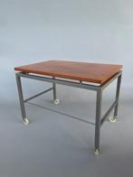 Vintage mid-century bijzettafel op wieltjes met teak fineer, Huis en Inrichting, Tafels | Bijzettafels, Gebruikt, 55 tot 75 cm