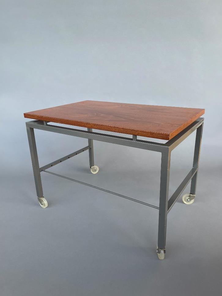Vintage mid-century bijzettafel op wieltjes met teak fineer, Huis en Inrichting, Tafels | Bijzettafels, Gebruikt, Rechthoekig