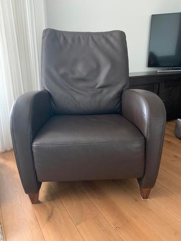 Mooie lederen fauteuil beschikbaar voor biedingen