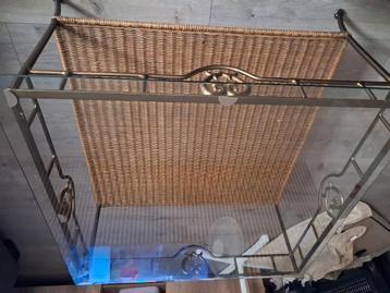 Salontafel tafel met geslepen glasplaat  beschikbaar voor biedingen