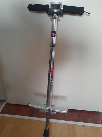 Metalen pogostick beschikbaar voor biedingen