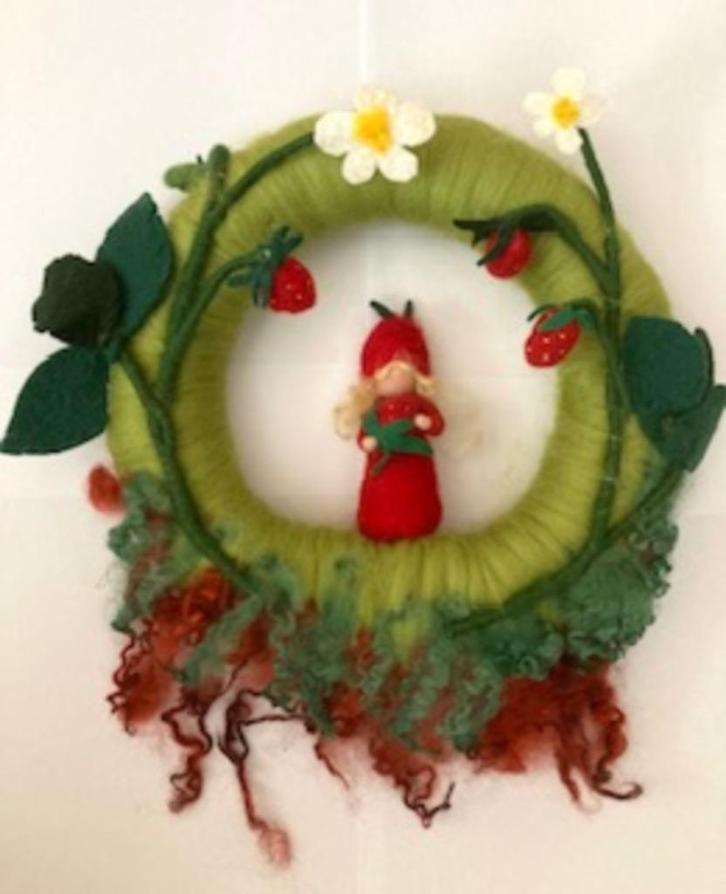 Waldorf vilten muurhanger vrouwtje aardbei (zomer), Kinderen en Baby's, Overige Kinderen en Baby's, Zo goed als nieuw, Ophalen