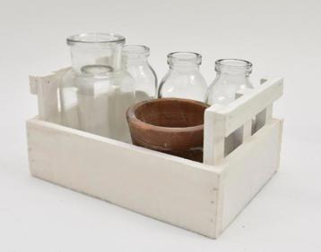 Houten krat wit met 4 flessen en 1 terracotta pot beschikbaar voor biedingen