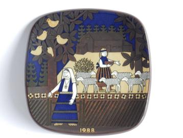 Arabia  1988 wandbord  design Raija Uosikkinen beschikbaar voor biedingen