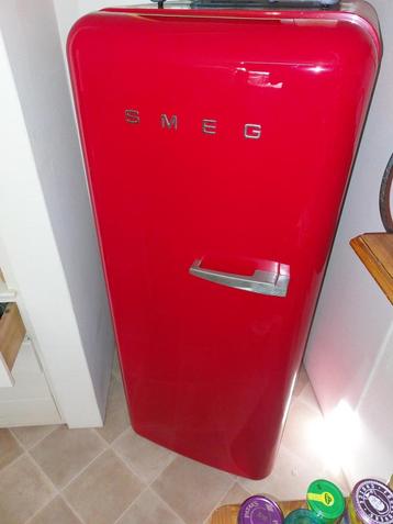 Rode Smeg koelkast beschikbaar voor biedingen