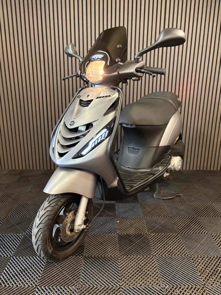 PIAGGIO ZIP 4T 3V BROM 2019 FULL OPTION MAT GRIJS, Fietsen en Brommers, Scooters | Piaggio, Zo goed als nieuw, Zip, Maximaal 45 km/u