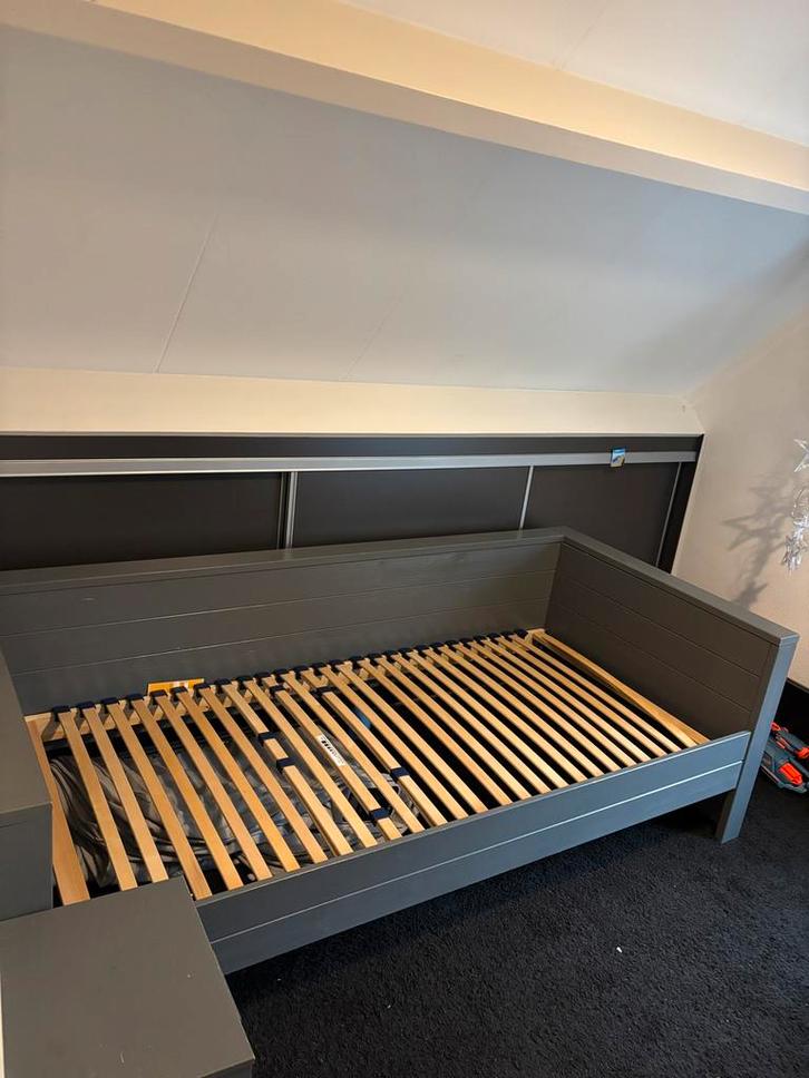 Jongens bed, kledingkast en nachtkastje, Huis en Inrichting, Slaapkamer | Bedden, Gebruikt, Eenpersoons, 90 cm, 200 cm, Hout, Grijs