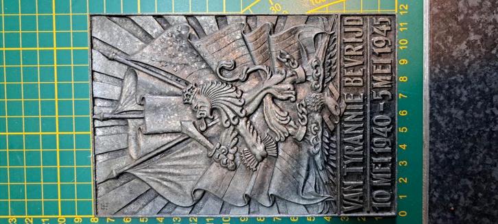 Bevrijdingsplaquette 1940-1945, Verzamelen, Militaria | Algemeen, Overige soorten, Kunstobject, Nederland, Ophalen of Verzenden