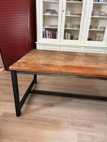 Industriële eettafel beschikbaar voor biedingen