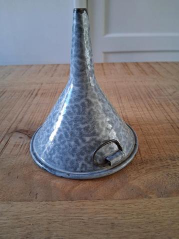 Vintage Gewolkt Emaille Trechtertje beschikbaar voor biedingen