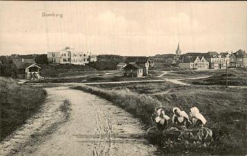 Domburg in oude stijl klederdracht beschikbaar voor biedingen