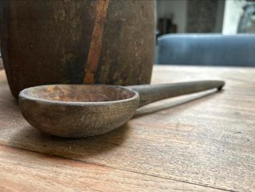 Oude houten lepel sober steets imperfect zonder glas beschikbaar voor biedingen