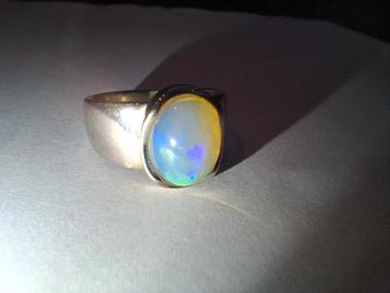 Ethiopische Opaal ring van sterling zilver. beschikbaar voor biedingen