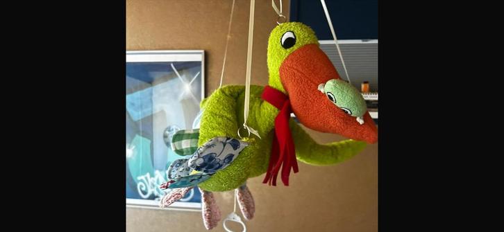 Pluche Eend Knuffel mobiel met muziekdoosje, Kinderen en Baby's, Speelgoed | Knuffels en Pluche, Zo goed als nieuw, Eend, Ophalen of Verzenden