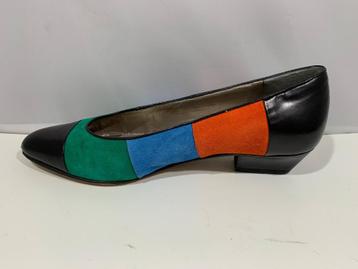 Scavesti, maat 37. Vrolijk gekleurde suède schoenen.   beschikbaar voor biedingen