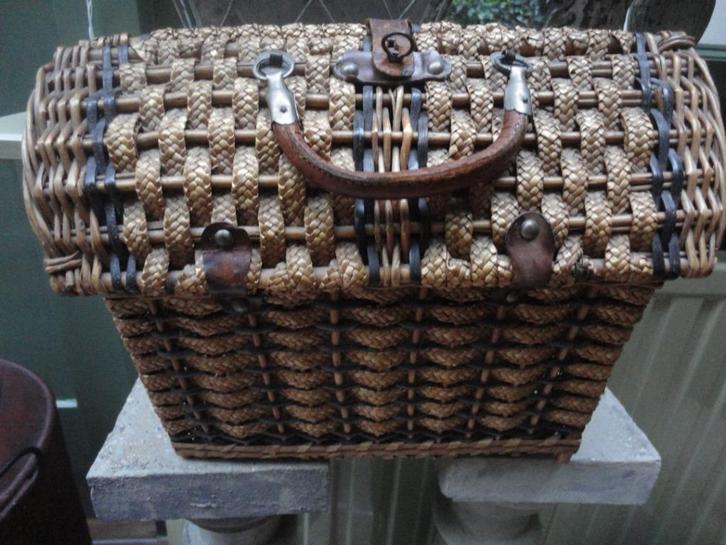 antiek SPOORMANDJE met LEREN HANDVATTEN, subtiel vlechtwerk, Antiek en Kunst, Antiek | Woonaccessoires, Ophalen of Verzenden