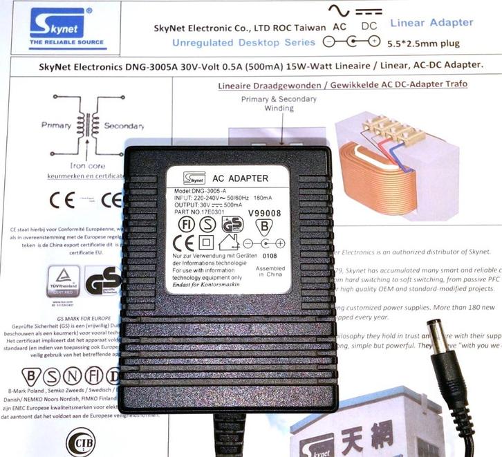 SkyNet DNG-3005A 30V 0.5A 15W Lineaire AC Adapter 2.5x5.5mm, Computers en Software, Pc- en Netwerkkabels, Zo goed als nieuw, Ophalen of Verzenden
