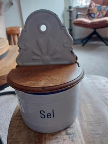 Wit emaile zoutpot met een blauw randje  beschikbaar voor biedingen